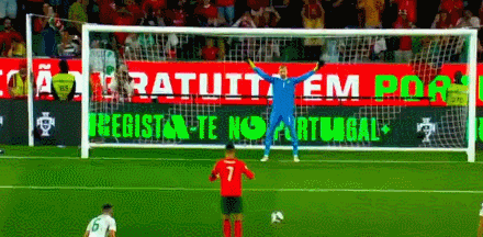 岁C罗不敢, 双后腰, 次扑救 岁C罗不敢, 双后腰, 次扑救